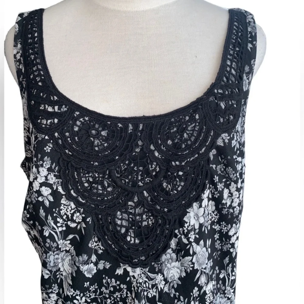 Laura Plus Floral Crochet Front Dress - Picture 4 of 8
